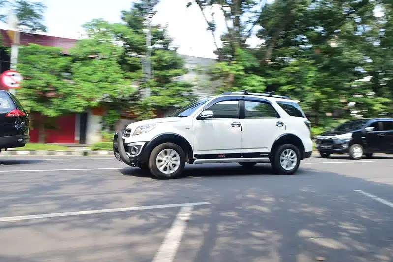 Professional GoJKL Cabs driver ready for a Kashmir tour
